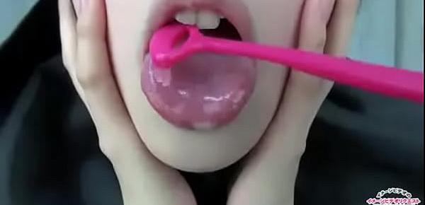  Saliva-covered tongue